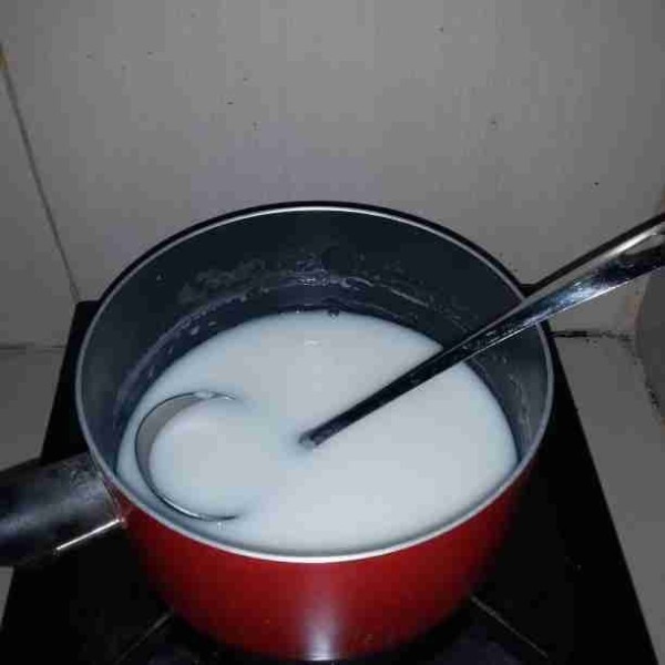 Nyalakan api. Masak adonan Puding hingga mendidih dan mengental. Matikan api