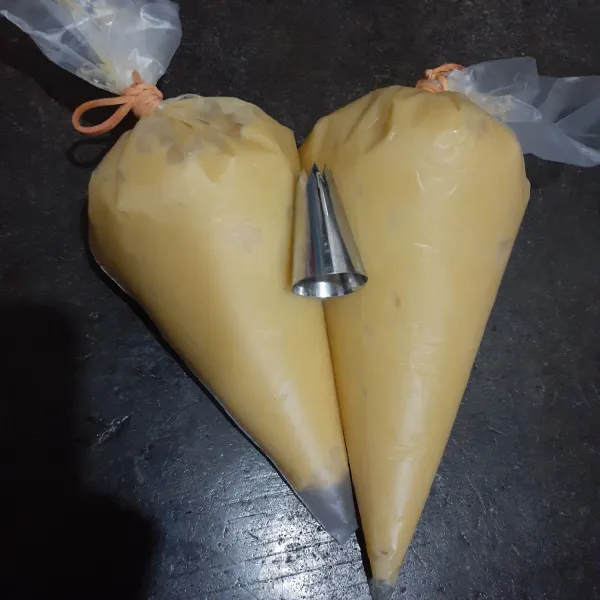Setelah tercampur, masukkan adonan kedalam plastik segitiga
