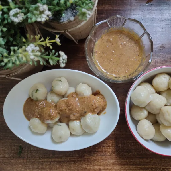 Sajikan dengan sambal kacang. Bksa juga dengan cabe bubuk