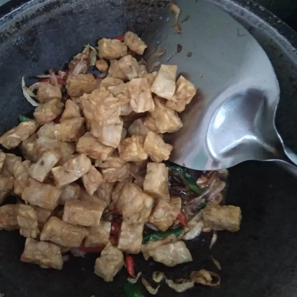 Masukkan tempe aduk rata