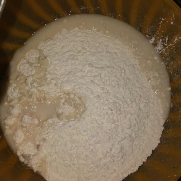 Campur air dan garam lalu tuang ke tepung