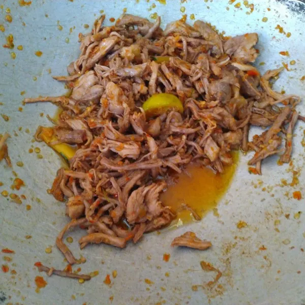 Masukkan daging suwir, tambah gula pasir, penyedap dan garam secukupnya. Cek rasa lalu sajikan.