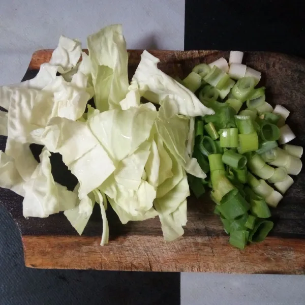 Iris daun bawang dan kubis