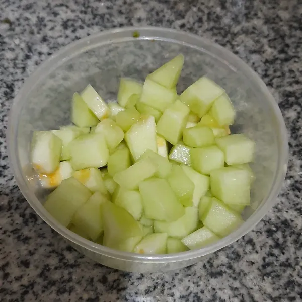 Kupas melon, buang bijinya lalu potong dadu kecil. Sisihkan