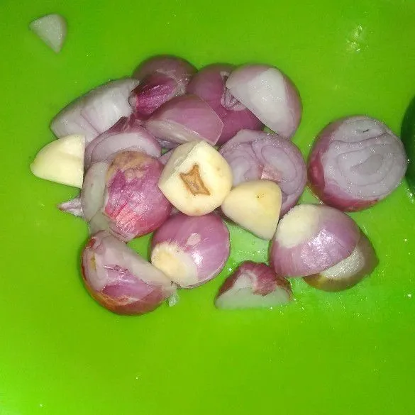 Potong kasar bawang merah dan bawang putih.