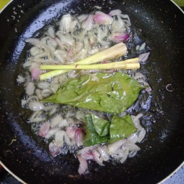 Panasakan sedikit minyak sisa menggoreng teri, tumis bawang merah, serai dan salam hingga harum