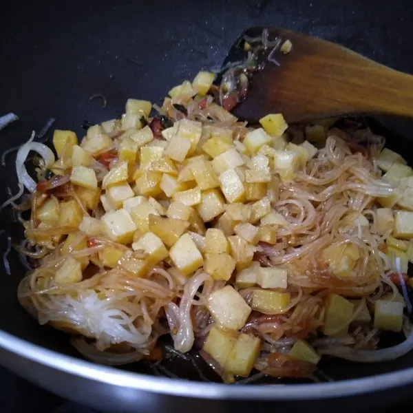 Lalu masukkan kentang. Beri garam, gula, kaldu jamur. Aduk rata, tes rasa, sesuai selera masing-masing