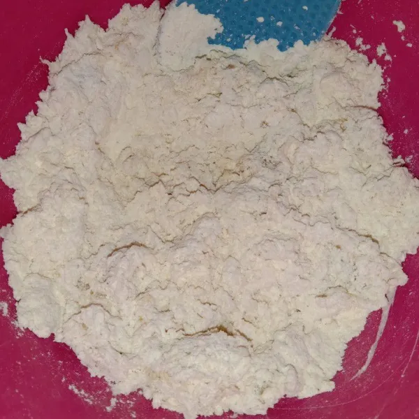 Tambahkan pisang yang sudah dihaluskan kemudian aduk lagi hingga rata