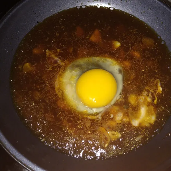 Masukkan telur ayam, tunggu sampai agak matang kemudian di aduk agar berbentuk orak arik