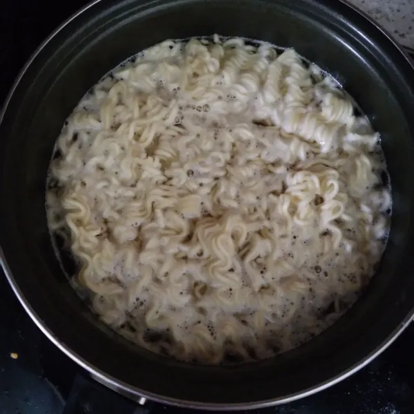 Rebus mie goreng hingga matang