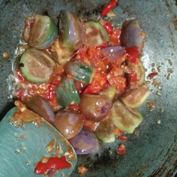 Masukkan terong, bumbui gula garam dan kaldu secukupnya aduk rata
