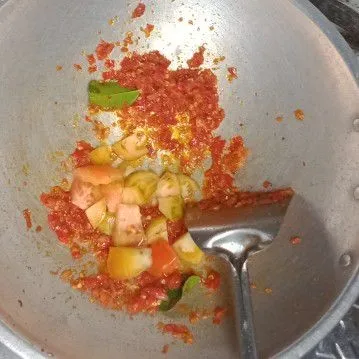 Setelah bumbu matang, tambahkan tomat