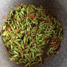 Tunggu sampai kacang panjang masak merata dan tumis kacang panjang siap dihidangkan