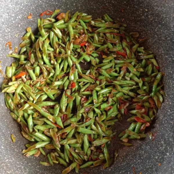 Tunggu sampai kacang panjang masak merata dan tumis kacang panjang siap dihidangkan