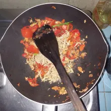 Masukkan teri medan dan tomat, aduk rata