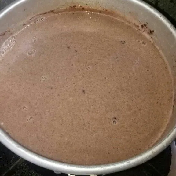 masak lapisan pertama. masukan air 300ml kemudian masukan agar agar cokelat,susu,santan dan telur kemudian biarkan sampai mendidih, masukan dalam cetakan, biarkan beku dan segera buat lapisan kedua.