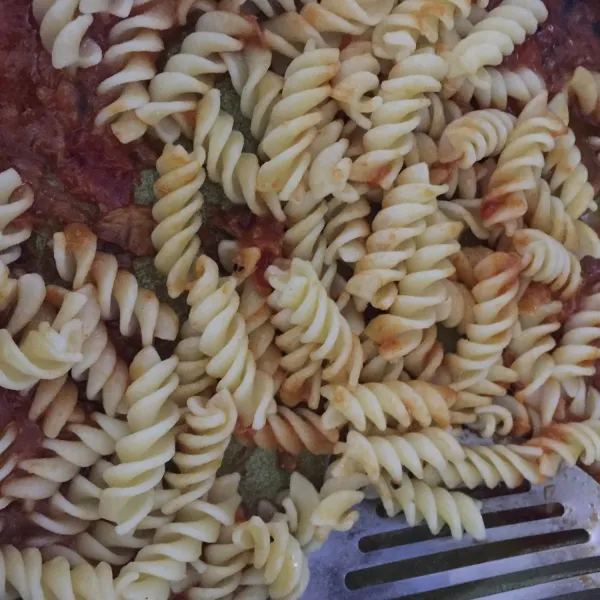 Lalu tuangkan makaroni, ratakan bumbu dan tuna sambal