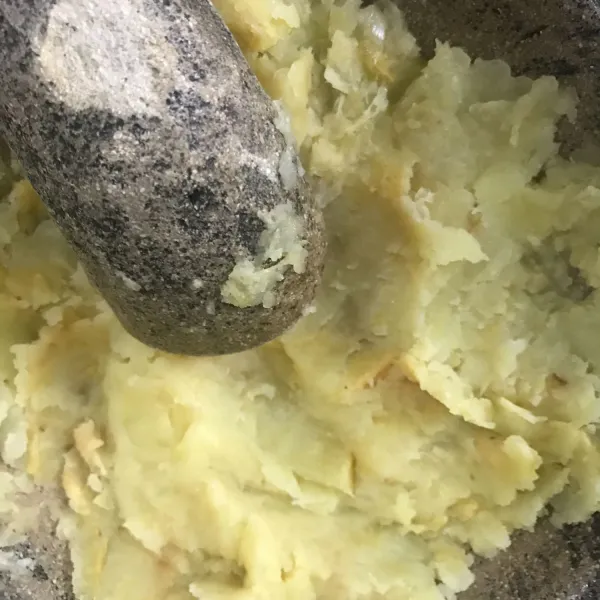 Lumatkan kentang menggunakan ulekan ataupun smasher