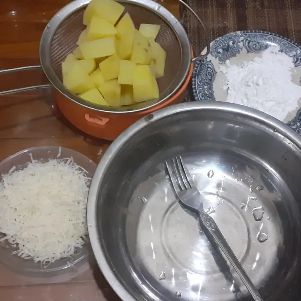 Siapkan bahan-bahan (kentang rebus, tepung meizena, keju cheddar 1/2 blok)