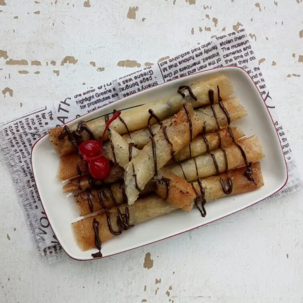 Sajikan dengan topping DCC cair.