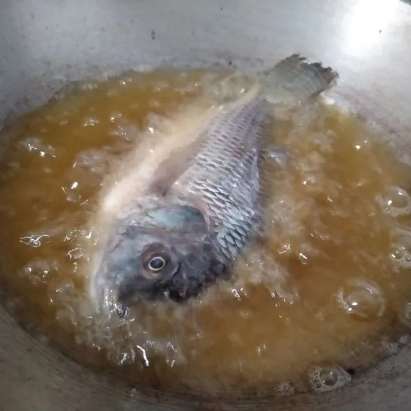 Bersihkan ikan kemudiam lumuri dengan air jeruk nipis dan garam. Kemudian goreng