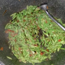 Setelah itu tambahkan kacang panjang lalu aduk sampai merata dan tambahkan penyedap rasa, gula, kaldu bubuk dan kecap secukupnya