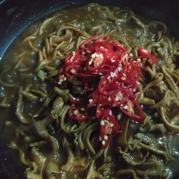 Masukkan daun bawang dan cabai merah, masak sebentar sampai layu. Matikan api, angkat, sajikan