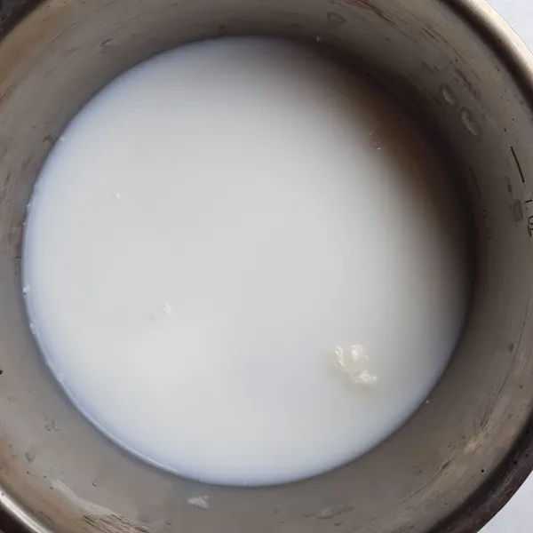 Siapkan panci kemudian larutkan creamer dengan 300 ml air.