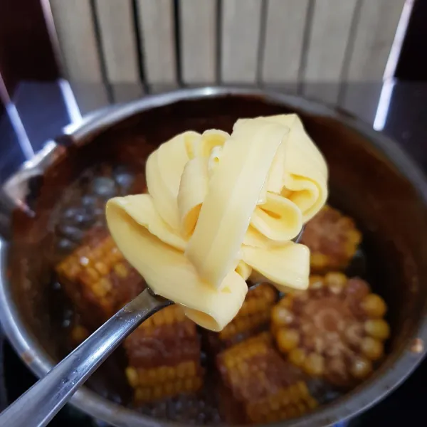 Setelah air menyusut, masukkan margarin dan garam. Masak hingga margarin meresap pada jagung. Angkat dan siap disajikan.