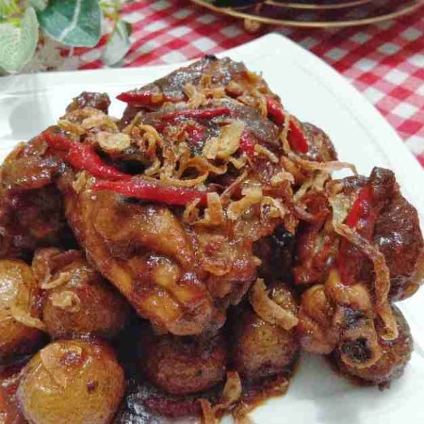 Sajikan semur ayam kentang dengan taburan bawang goreng.