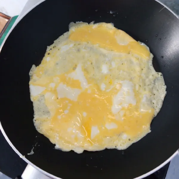 Campur adonan telur. Aduk rata. Kemudian dadar tipis
