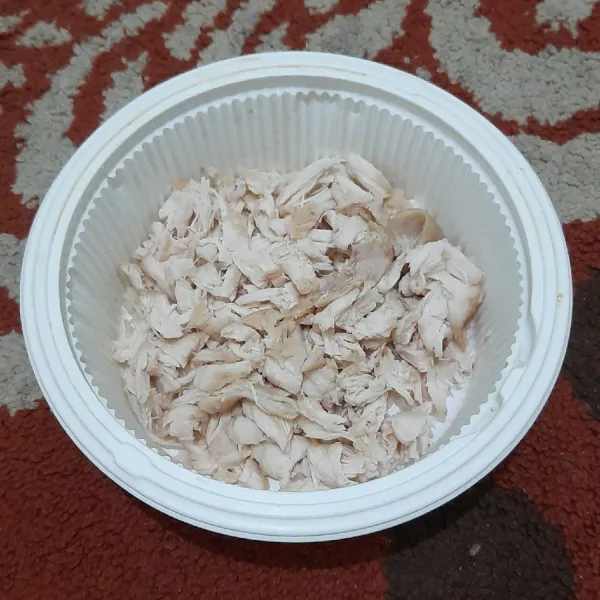 Suwir-suwir daging ayam. Sisihkan