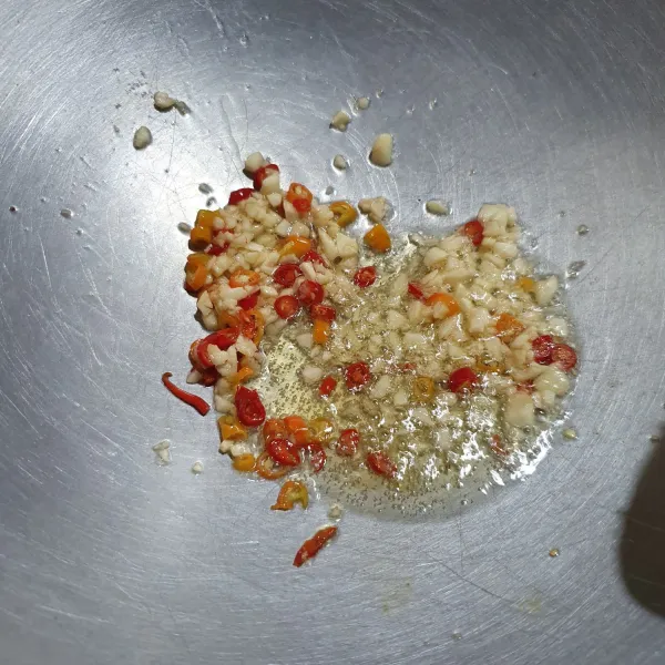 Masukkan cabe dan jahe