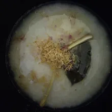 Masukkan teri, garam dan kaldu. kemudian tekan tombol cook pada ricecooker. Setelah matang sajikan nasi liwet bersama sambal, lalapan dan lauk kesukaan