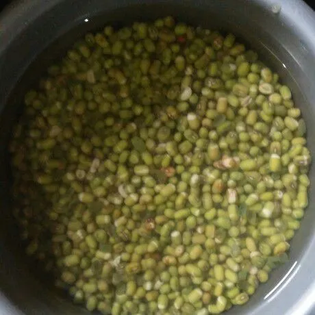 Cuci bersih kacang hijau dan rendam dengan air selama 1 malam.