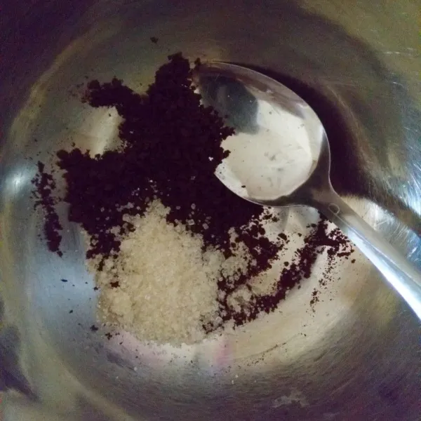 Masukkan kopi dan gula pasir ke dalam mangkok.