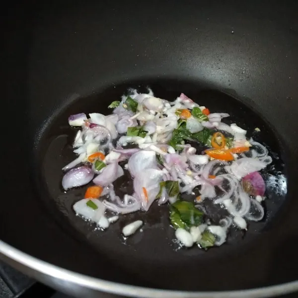 Tumis bawang merah, bawang putih, cabe dan daun ketumbar hingga layu dan harum