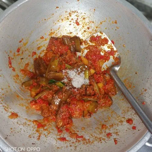Terakhir, tambahkan garam dan gula dan koreksi rasa. Mau pakai penyedap rasa juga boleh
