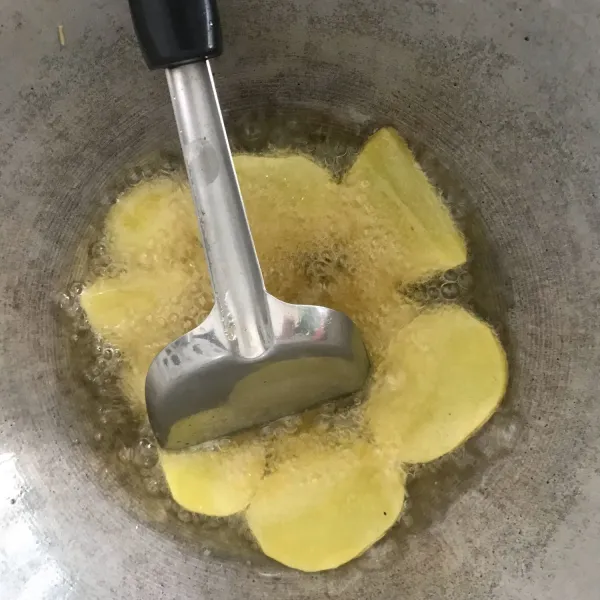 Goreng terlebih dahulu kentang yang telah dicuci