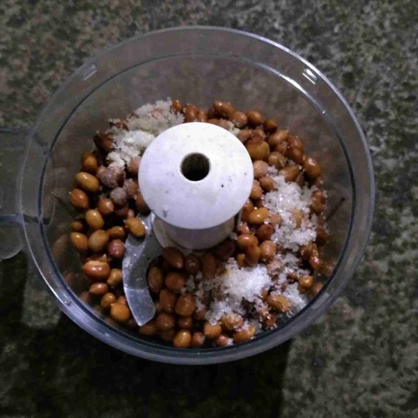 Untuk membuat bumbu kacang, masukkan bahan bumbu kacang kedalam blender. Haluskan