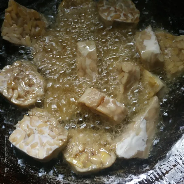 Goreng tempe hingga matang, sisihkan