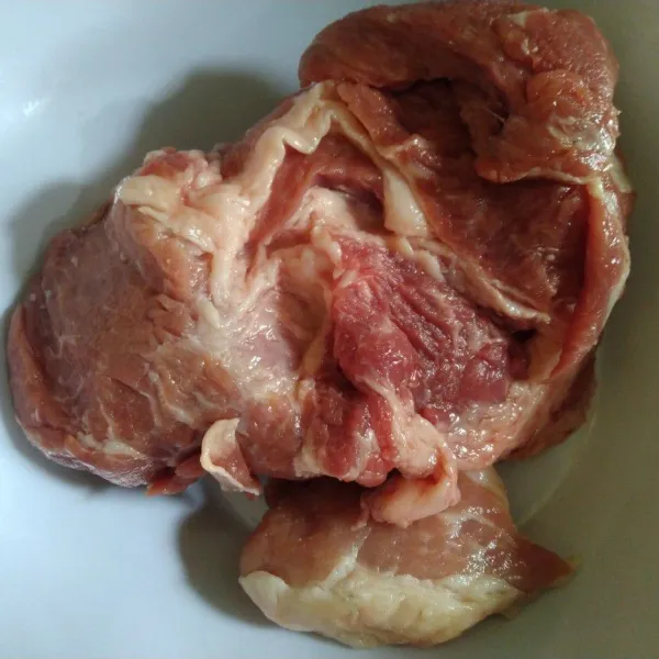 Cuci bersih daging lalu rebus 20 menit.