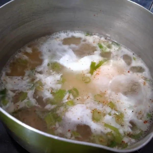 Lalu pecahkan telur dan masukkan ke dalam kuah. Jangan sampai kuning telurnya pecah