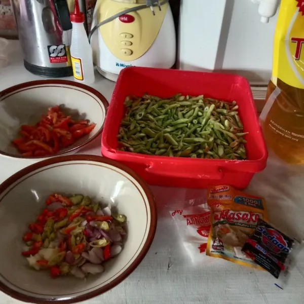 Siapkan terlebih dahulu seperti kacang panjang, cabai, bawang merah, bawang putih, dan tomat
