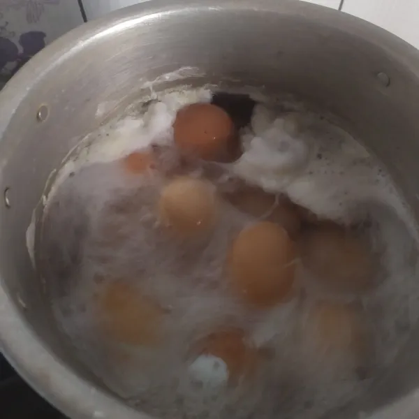 Rebus telur sampai matang (kurang lebih 15 menit).