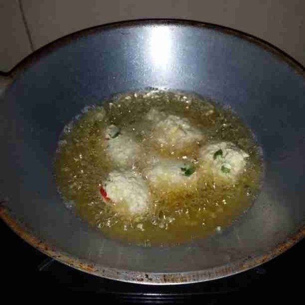 Siapkan minyak panas. Ambil satu sendok makan adonan. Masukan ke dalam minyak panas. Goreng hingga kering. Balik adonan jika sudah kokoh. Goreng perkedel tahu kornet hingga kedua sisi berwarna kecoklatan. Angkat dan tiriskan