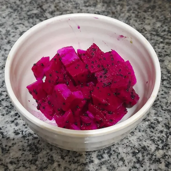 Buah naga dikupas dan dipotong dadu kecil