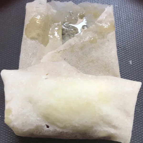 Gulung dan beri sedikit minyak di atasnya agar kulit lumpia menempel dengan baik.