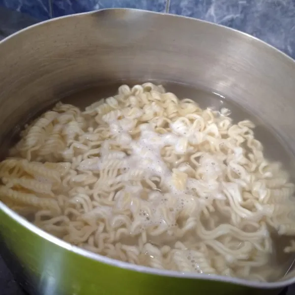 Rebus mie instan selama 2 menit. Segera angkat dan tiriskan