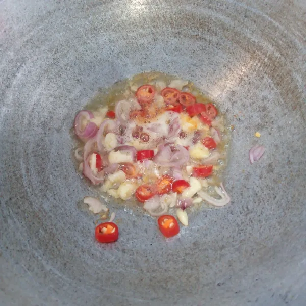 Tumis bawang merah, bawang putih dan cabai merah sampai matang